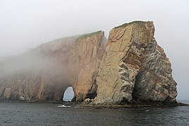 rocher perce brouillard