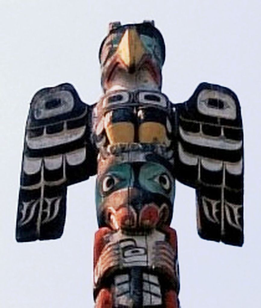 totem amerindien avec l'oiseau